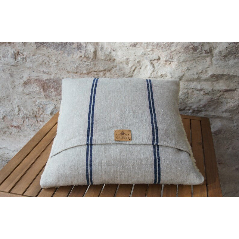 Coussin décoratif fausse fourrure de mouton et chanvre ancien. Pièce unique.
