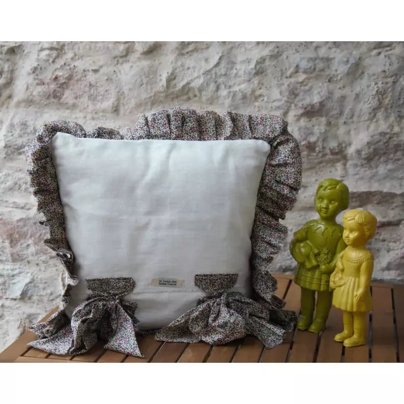 Coussin enfant lin blanc et liberty, coussin décoratif chambre d'enfant, pièce unique, coussin nouettes .