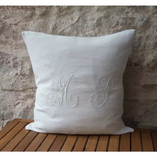 Coussin décoratif blanc en pur fil de lin avec un large monogramme fleuri. - Letempsdesbelleschoses