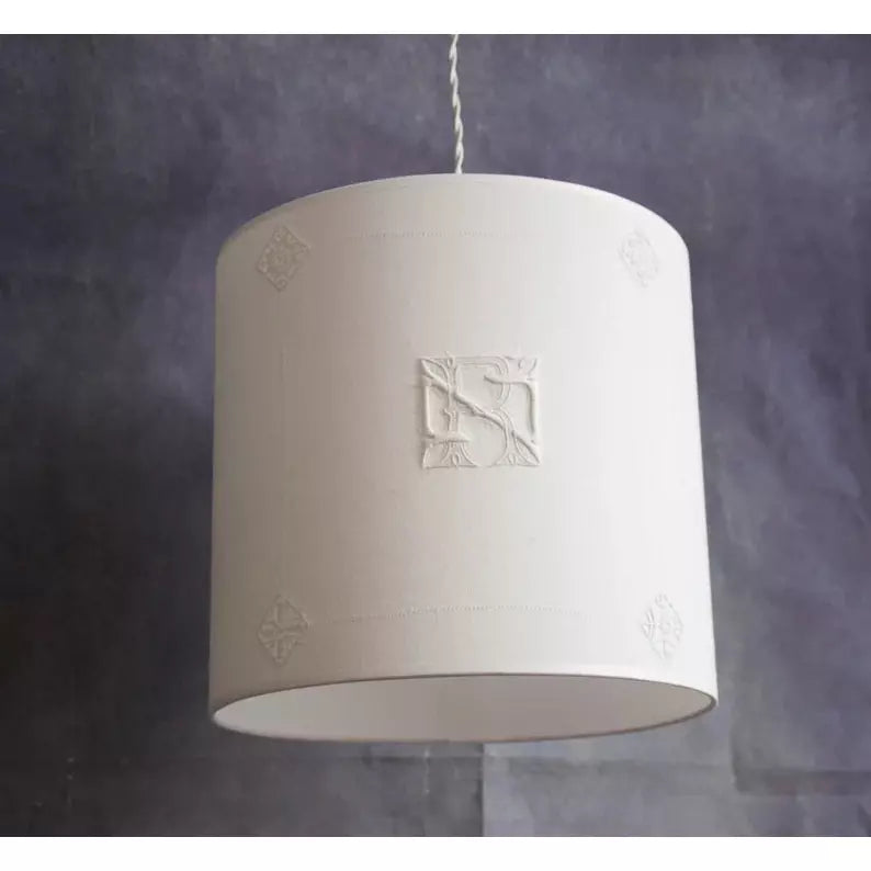 Abat-jour en fil de lin ancien All WHITE avec broderies et monogramme. - Letempsdesbelleschoses