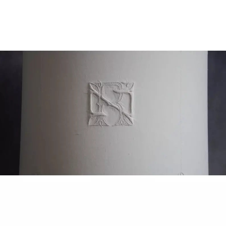 Abat-jour en fil de lin ancien All WHITE avec broderies et monogramme. - Letempsdesbelleschoses
