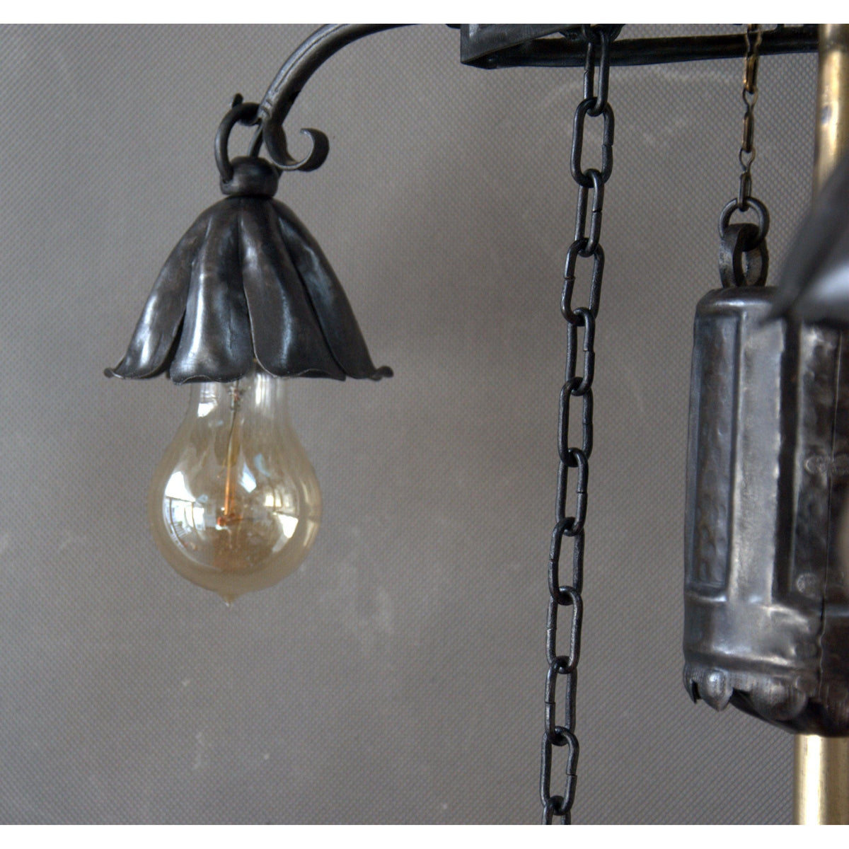 Lustre art déco monte et baisse, thème vigne. Pièce unique. - Letempsdesbelleschoses