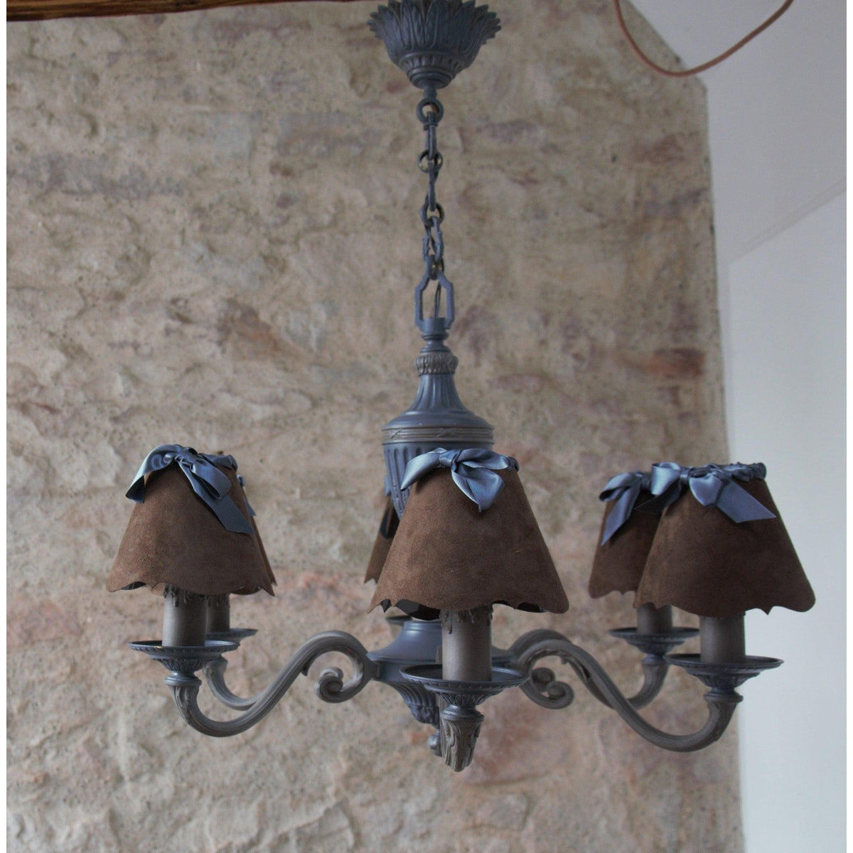 Grand lustre baroque en bronze patiné gris gustavien et taupe. Pièce unique. - Letempsdesbelleschoses