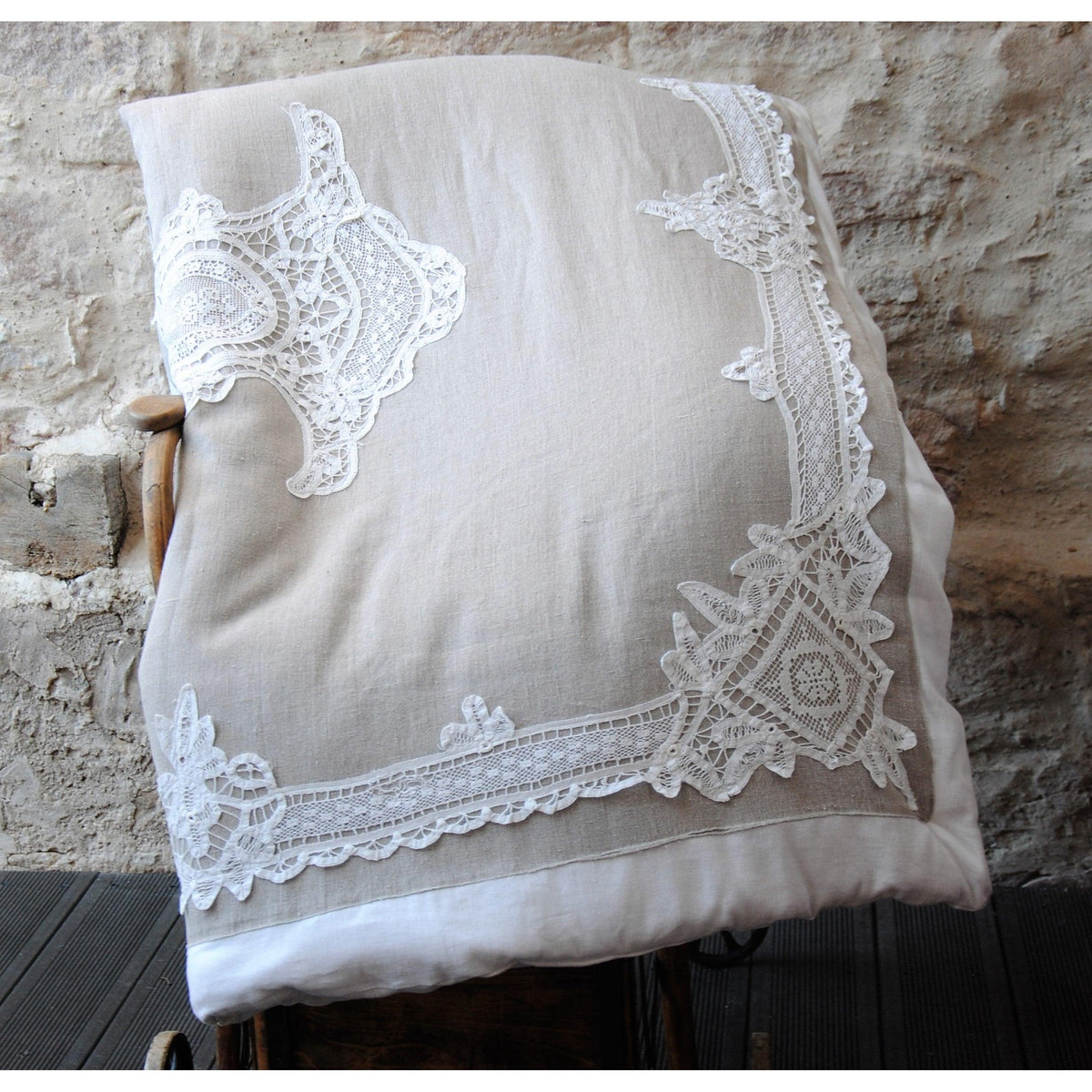 Courtepointe en lin naturel, broderies anciennes et coton à chevrons. Courtepointe shabby, chambre . - Letempsdesbelleschoses
