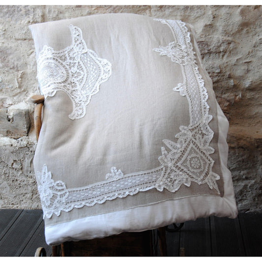 Courtepointe en lin naturel, broderies anciennes et coton à chevrons. Courtepointe shabby, chambre . - Letempsdesbelleschoses