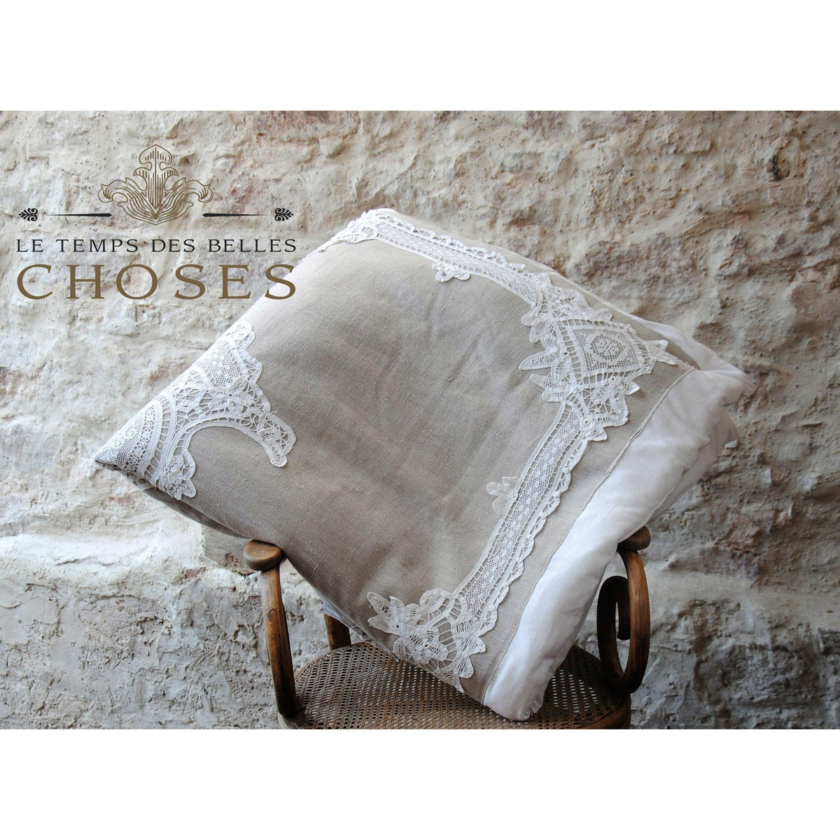 Courtepointe en lin naturel, broderies anciennes et coton à chevrons. Courtepointe shabby, chambre . - Letempsdesbelleschoses