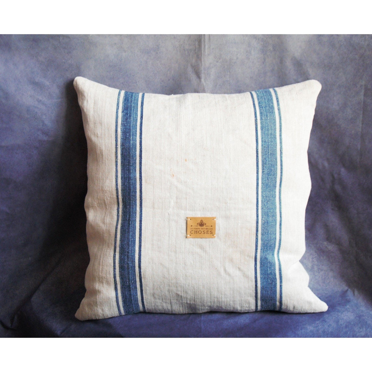 Coussin en lin à chevron, coussin décoratif beige foncé, coussin fait main, coussin estampillé 1875, coussin sac à grains. Pièce unique - Letempsdesbelleschoses