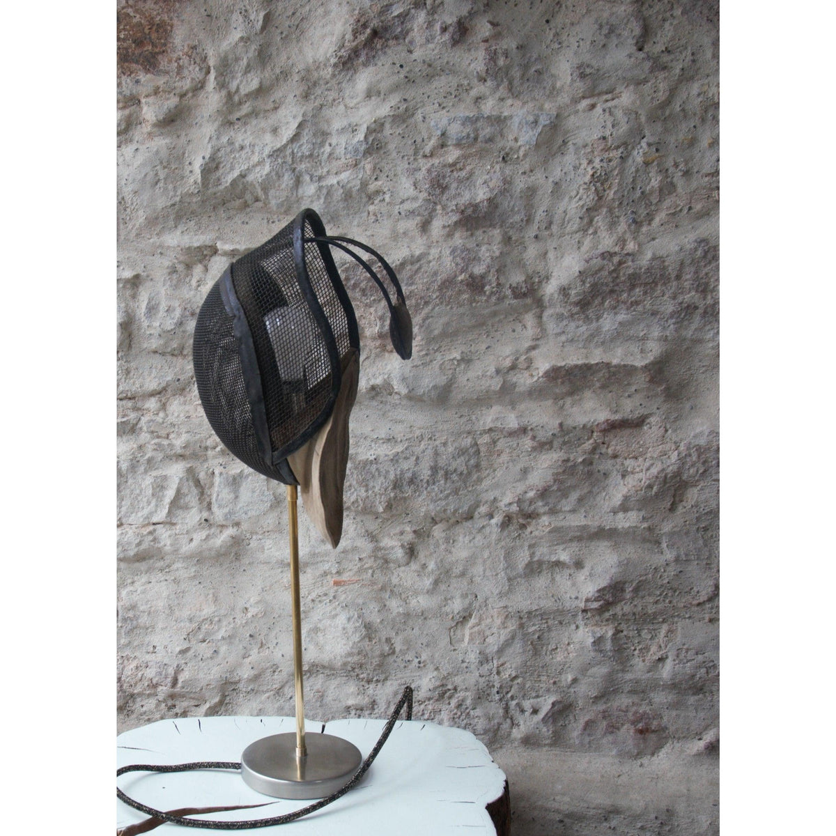 Lampe à poser ancien masque d'escrime avec cuirs. Pièce unique - Letempsdesbelleschoses