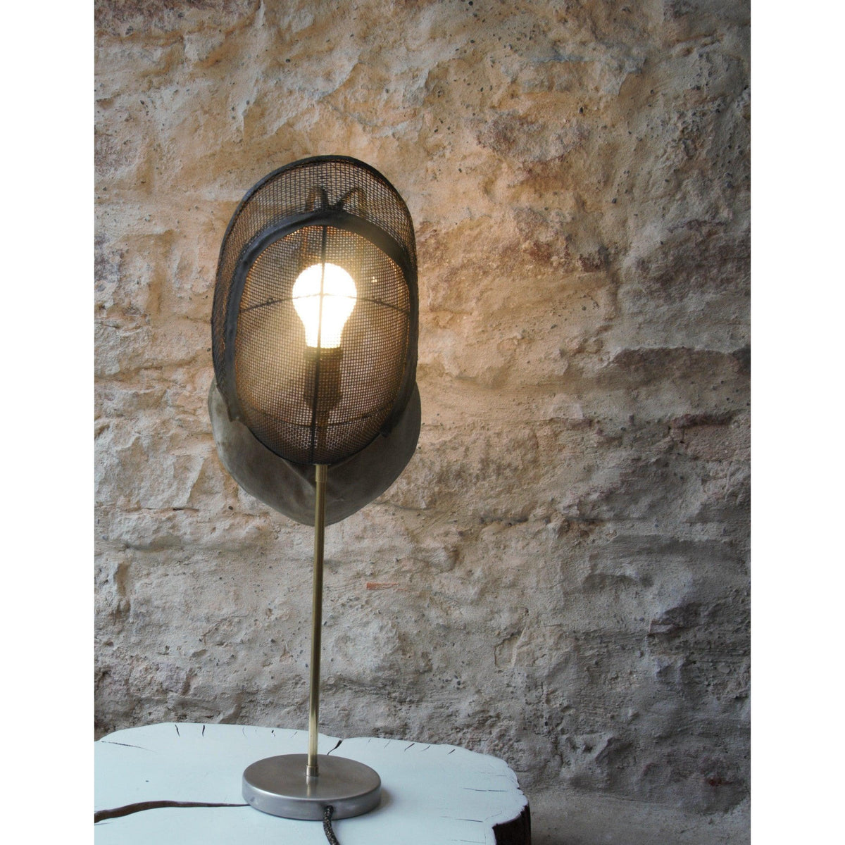 Lampe à poser ancien masque d'escrime avec cuirs. Pièce unique - Letempsdesbelleschoses