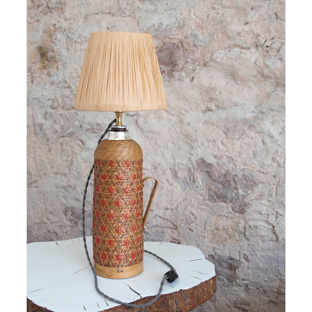Lampe à poser thermos verre et osier , abat-jour raphia naturel.