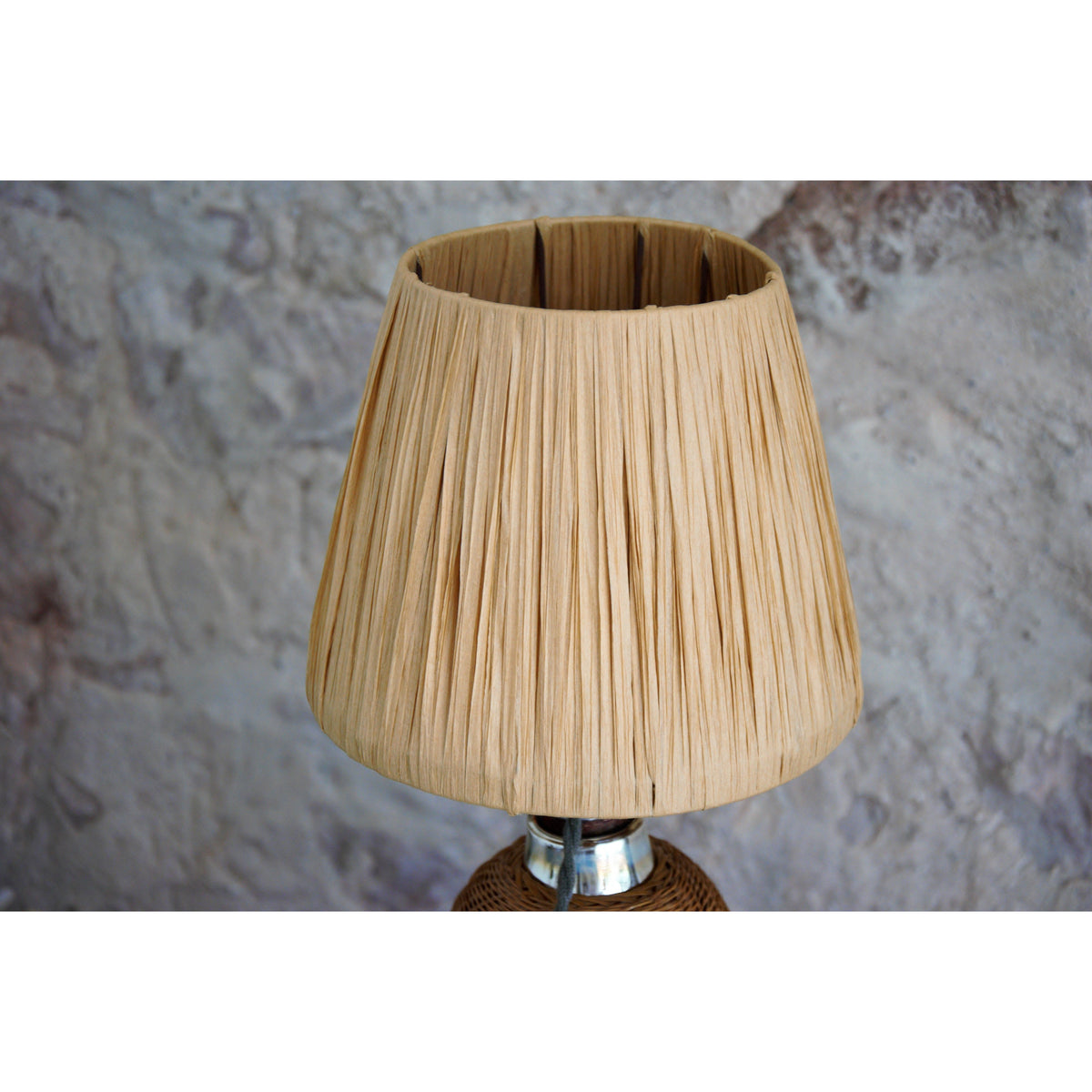 Lampe à poser thermos verre et osier , abat-jour raphia naturel.