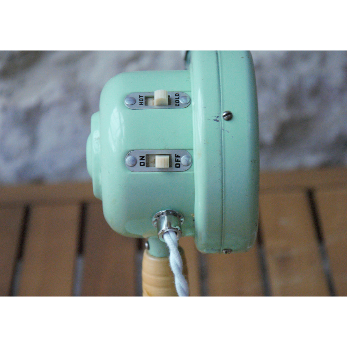 Lampe à poser ancien sèche cheveux américain des 50's avec son socle assorti.