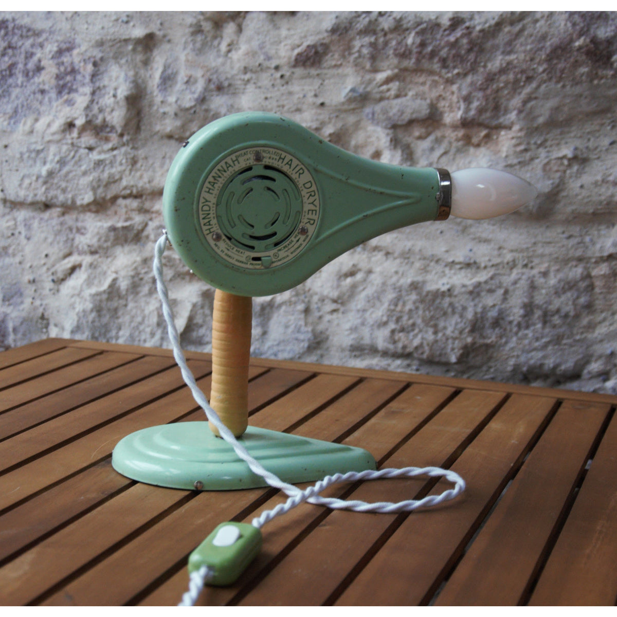 Lampe à poser ancien sèche cheveux américain des 50's avec son socle assorti.