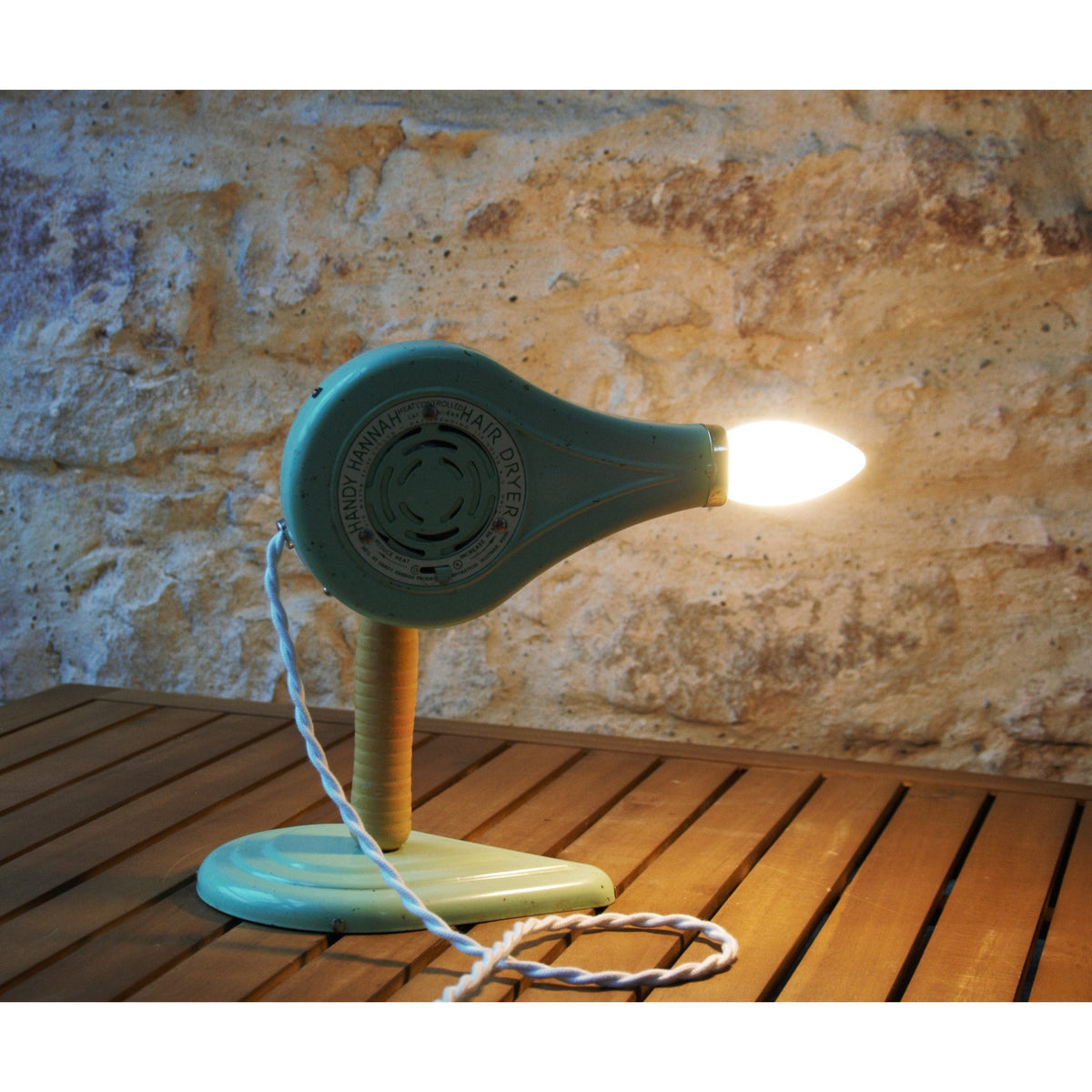 Lampe à poser ancien sèche cheveux américain des 50's avec son socle assorti.
