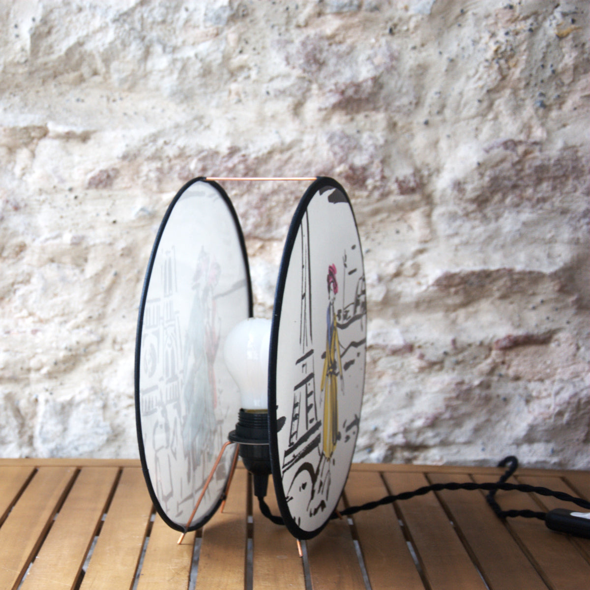 Lampe à poser sur carcasse d'abat-jour double face à pieds en cuivre, papier peint intissé de la marque Manuel Canovas