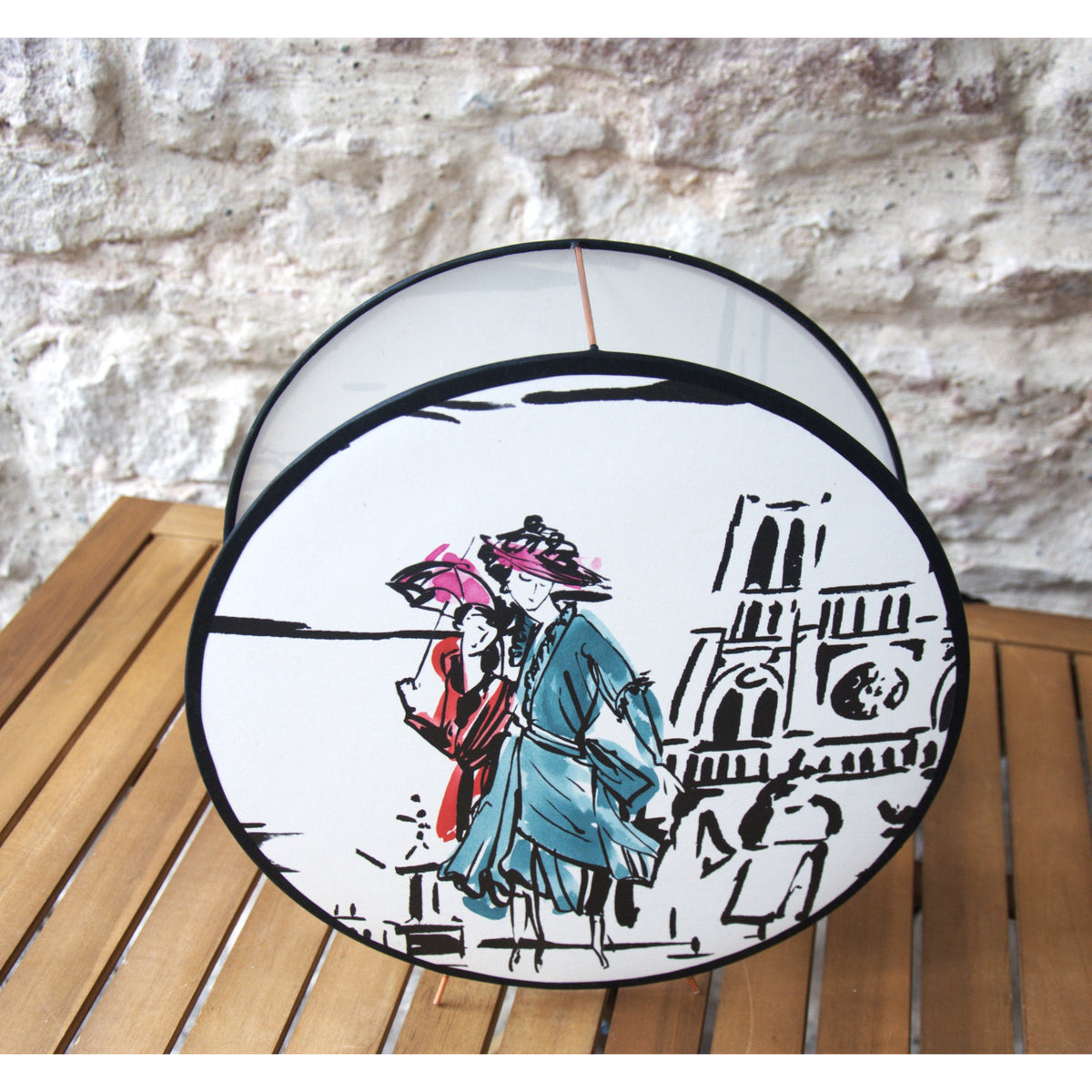 Lampe à poser sur carcasse d'abat-jour double face à pieds en cuivre, papier peint intissé de la marque Manuel Canovas
