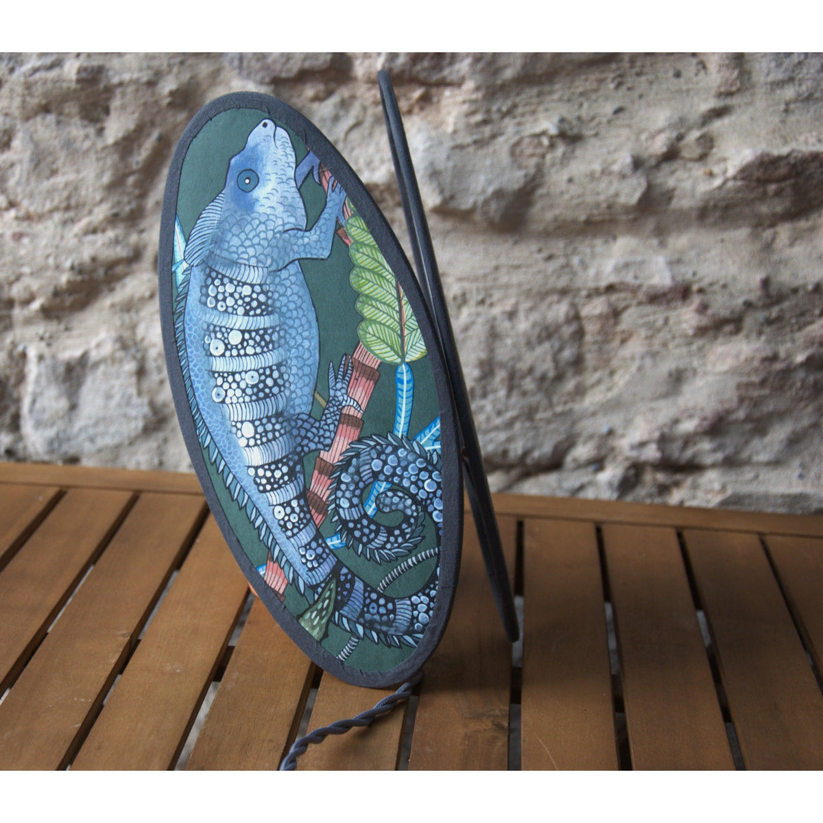 Applique murale ellipse papillon recouverte de papier peint animaux exotiques Cole and Son - Letempsdesbelleschoses