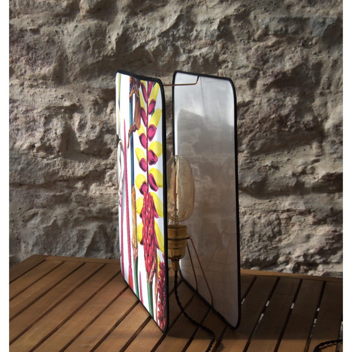 Lampe à poser double face carrée , bords arrondis sur carcasse en cuivre , papier peint Babylonia de La Touche Originale. - Letempsdesbelleschoses