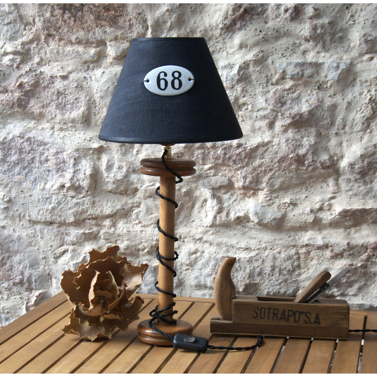 Lampe à poser bobine de fil en bois vintage, abat-jour lin noir. Pièce unique. - Letempsdesbelleschoses