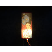 Lampe à poser abat jour conique lin sur trépied métal , jeune fille japonisante flamboyante de chez Photowall. - Letempsdesbelleschoses
