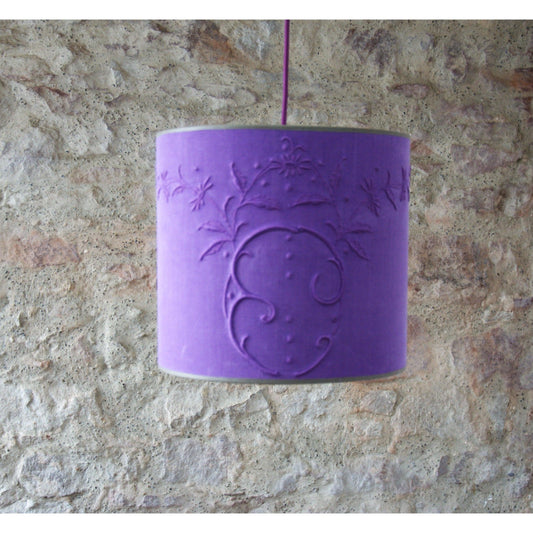 Abat-jour tambour recouvert d'un tissu ancien violet brodé et monogrammé. - Letempsdesbelleschoses