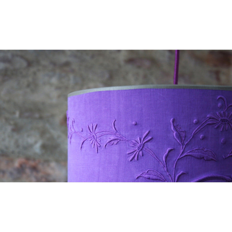 Abat-jour tambour recouvert d'un tissu ancien violet brodé et monogrammé. - Letempsdesbelleschoses