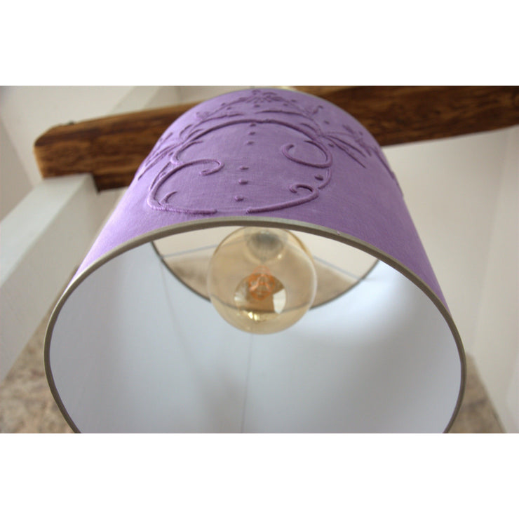 Abat-jour tambour recouvert d'un tissu ancien violet brodé et monogrammé. - Letempsdesbelleschoses