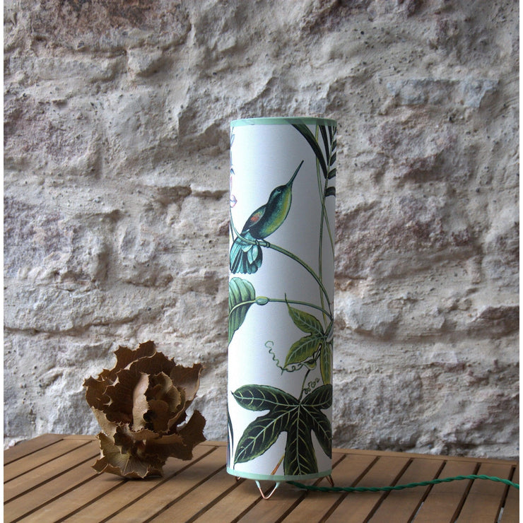 Lampe à poser abat-jour conique habillé de papier peint tropical colibri sur polyphane blanc - Letempsdesbelleschoses