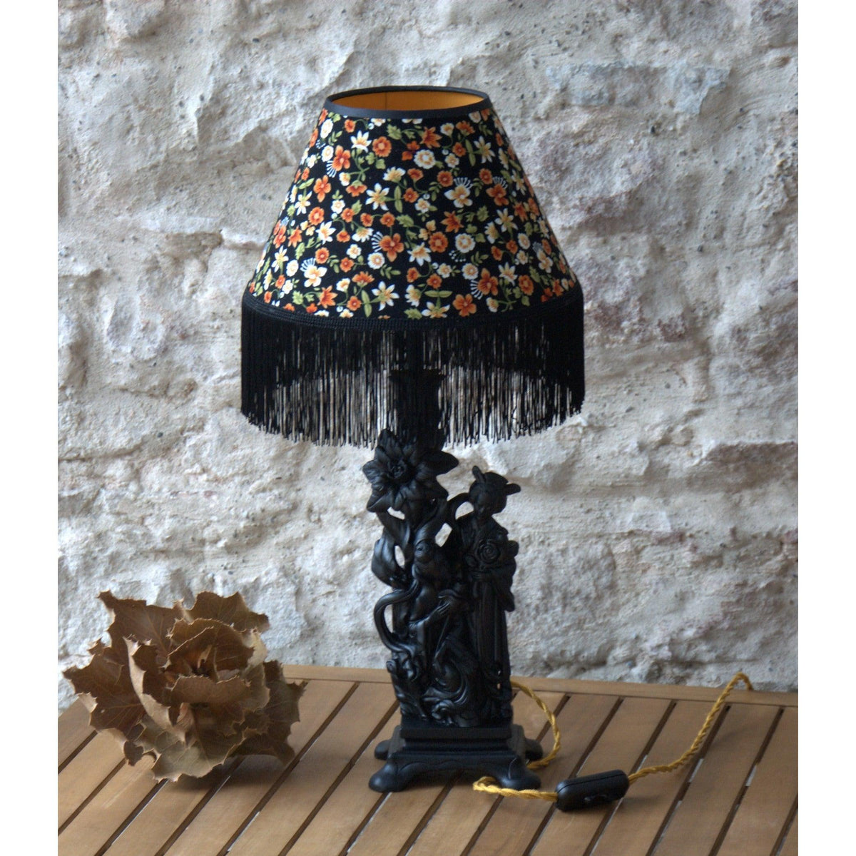 Lampe à poser Geishas noire, abat-jour doble face velours et soie . Pièce unique. - Letempsdesbelleschoses