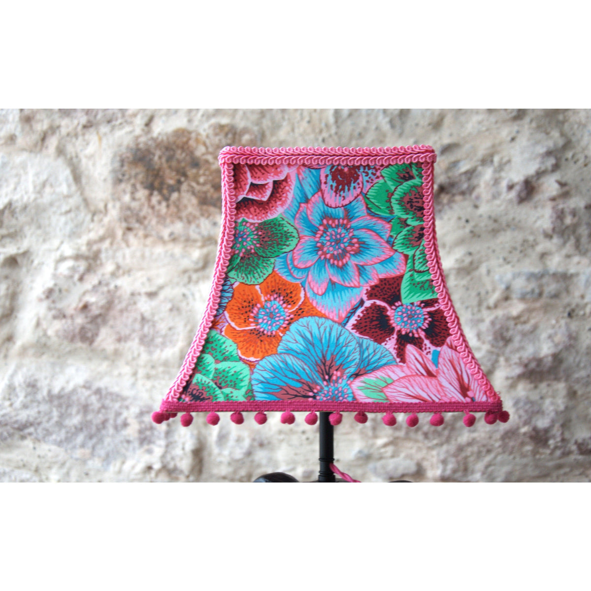 Lampe à poser Figaro, bouledogue anglais, abat-jour pagode tissu Kaffe Fassett Hellébores . - Letempsdesbelleschoses