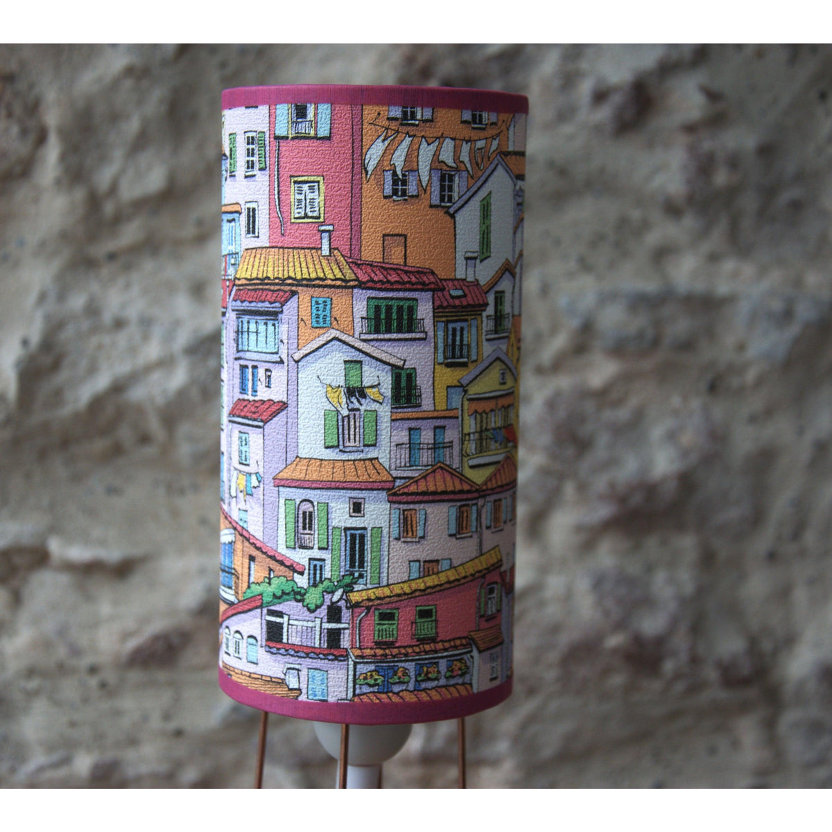 Lampe à poser abat jour , papier peint coloré abstrait, trépied cuivre. - Letempsdesbelleschoses