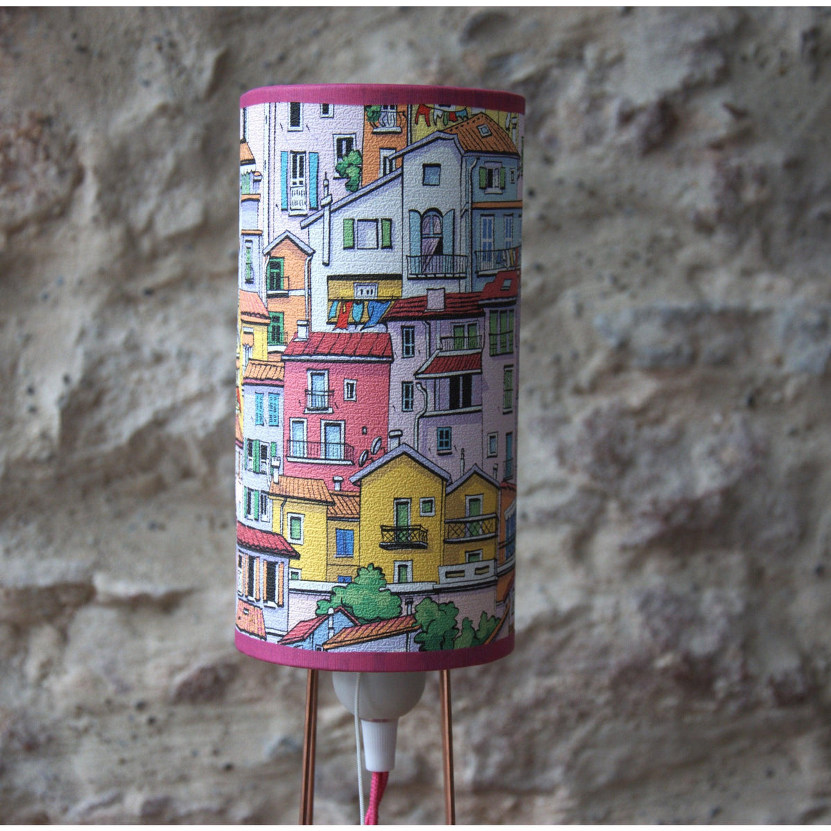 Lampe à poser abat jour , papier peint coloré abstrait, trépied cuivre. - Letempsdesbelleschoses