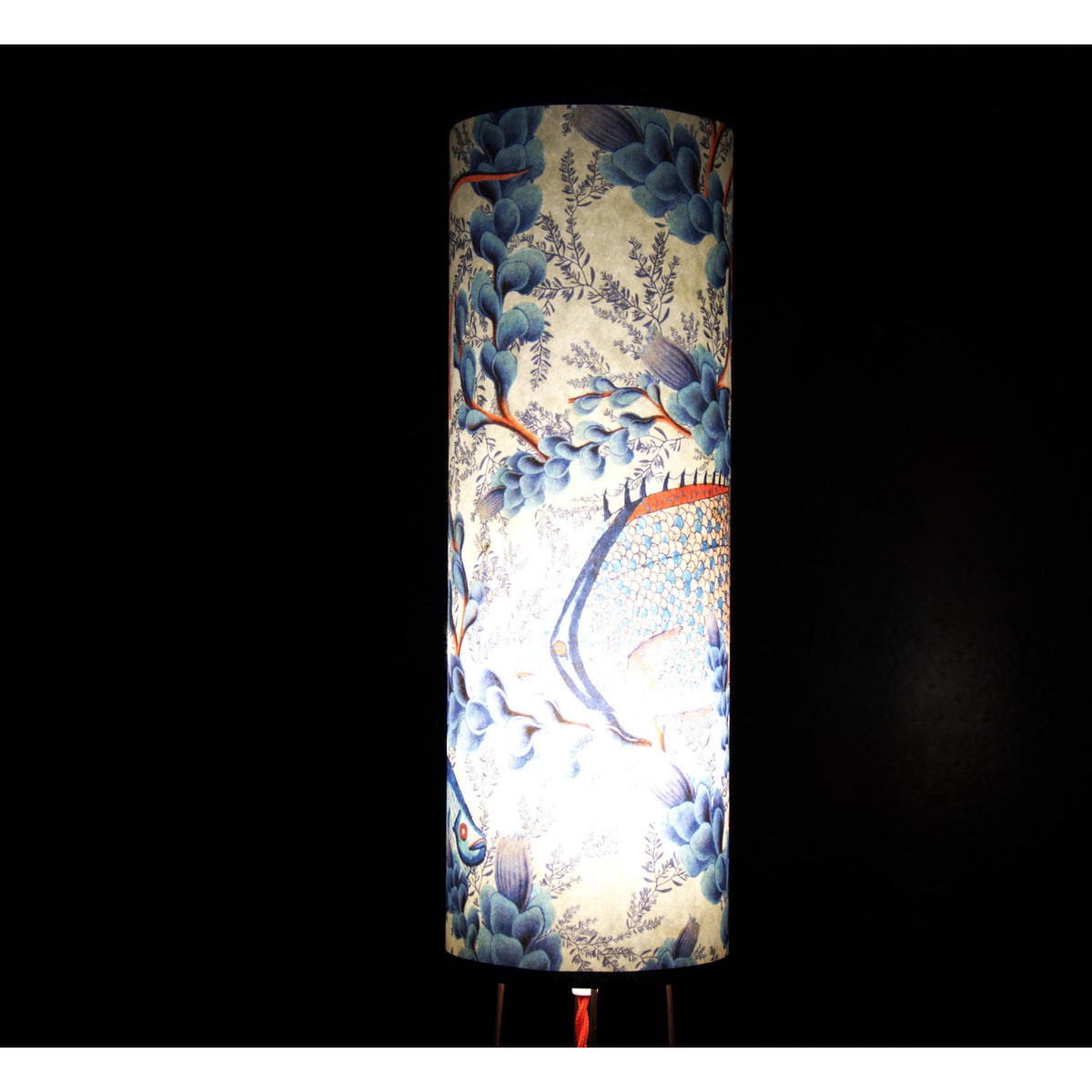 Lampe à poser abat jour papier peint Aquarium , trépied ovale cuivre. - Letempsdesbelleschoses