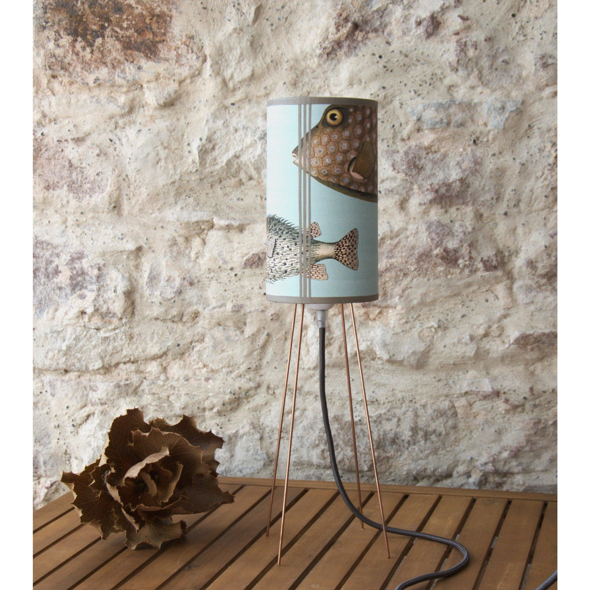 Lampe à poser abat-jour sur trépied cuivre , papier peint Aquarium de chez Cole and Son - Letempsdesbelleschoses