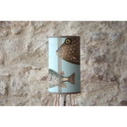 Lampe à poser abat-jour sur trépied cuivre , papier peint Aquarium de chez Cole and Son - Letempsdesbelleschoses