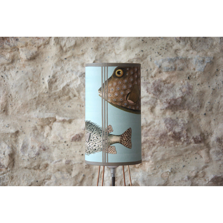 Lampe à poser abat-jour sur trépied cuivre , papier peint Aquarium de chez Cole and Son - Letempsdesbelleschoses