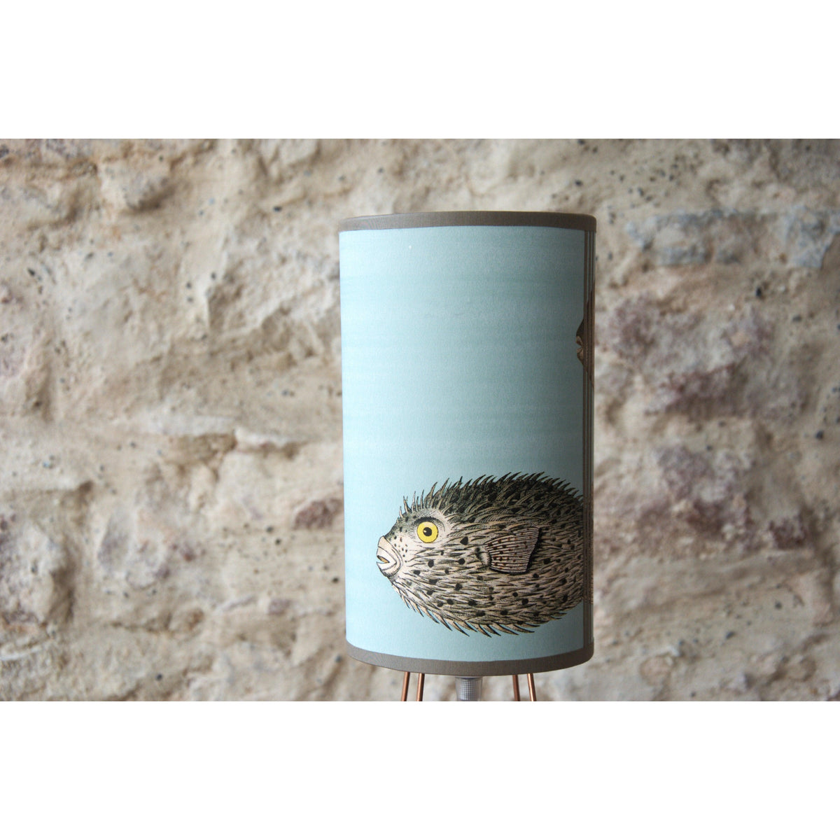 Lampe à poser abat-jour sur trépied cuivre , papier peint Aquarium de chez Cole and Son - Letempsdesbelleschoses