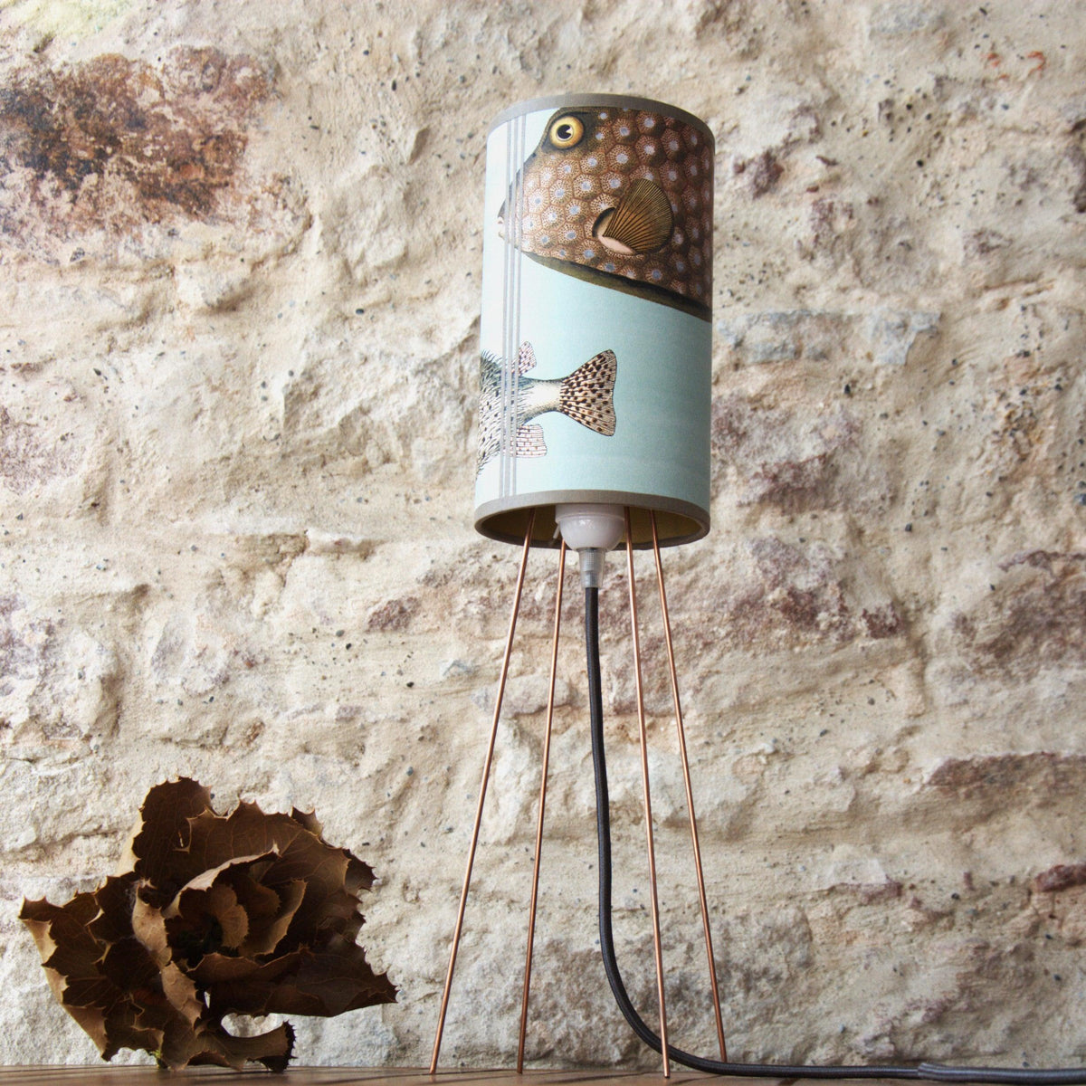 Lampe à poser abat-jour sur trépied cuivre , papier peint Aquarium de chez Cole and Son - Letempsdesbelleschoses