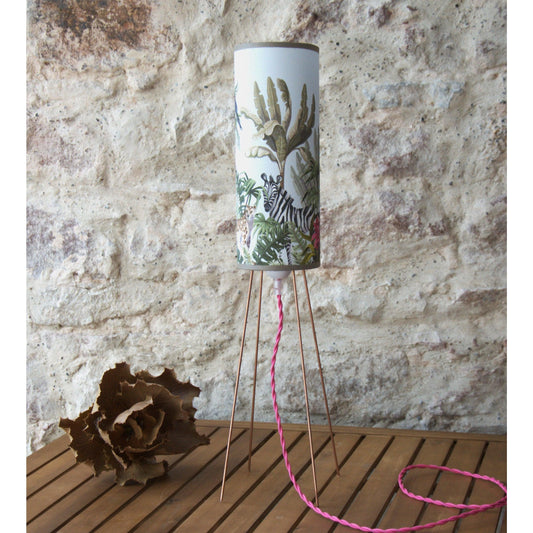Lampe à poser enfants abat-jour papier peint jungle de chez Sigmurd Wallarts. - Letempsdesbelleschoses