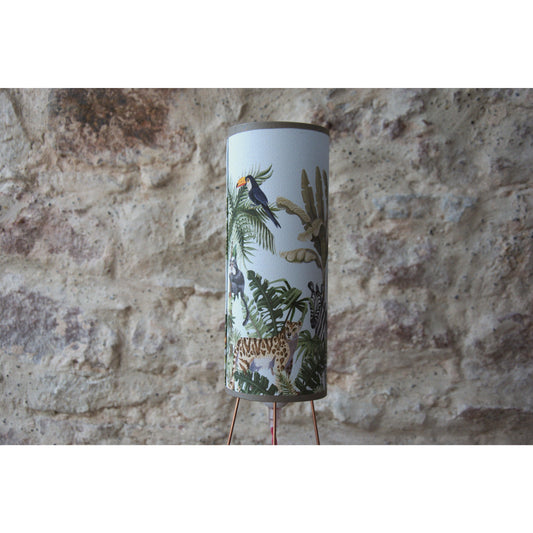 Lampe à poser enfants abat-jour papier peint jungle de chez Sigmurd Wallarts. - Letempsdesbelleschoses
