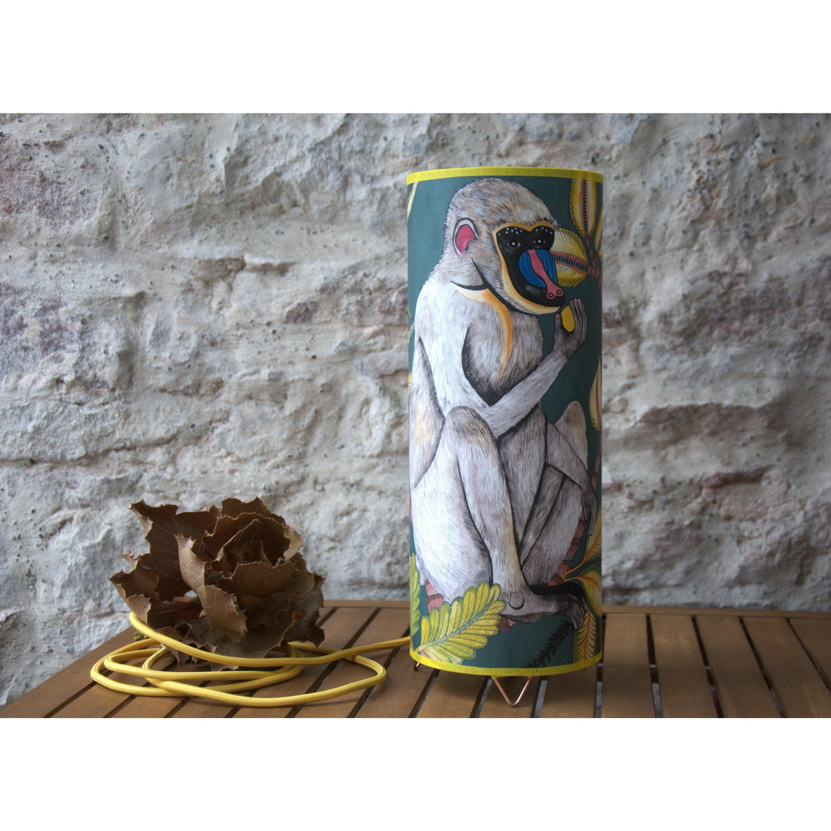 Lampe à poser abat jour conique, papier peint Babouin de Cole and Son. - Letempsdesbelleschoses