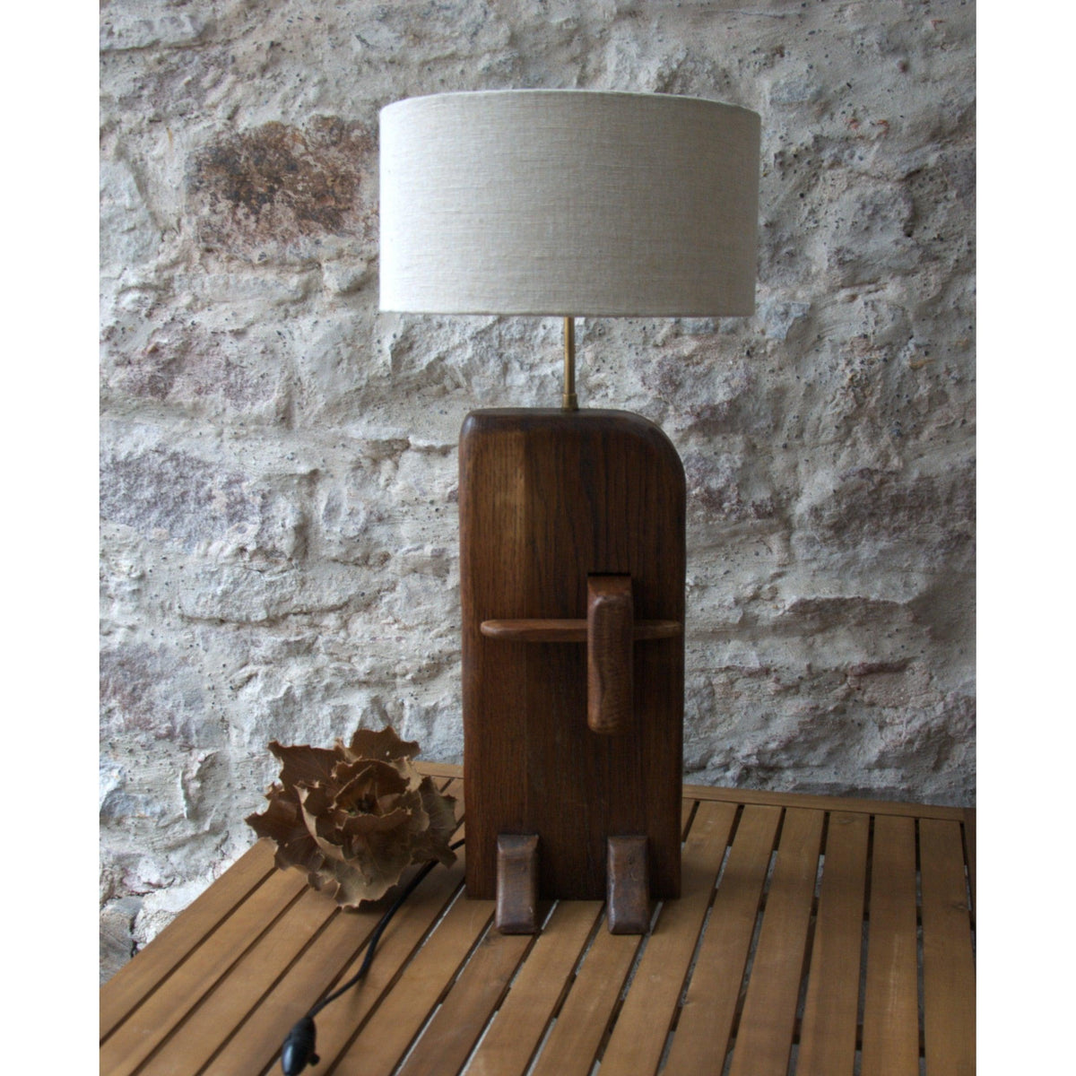 Lampe à poser brutalisme, sculpture en chêne, abat-jour tambour tissu fibres de banane. - Letempsdesbelleschoses