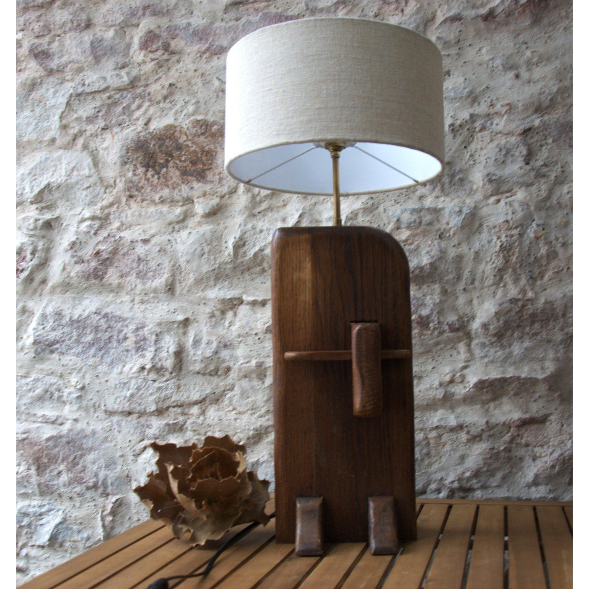 Lampe à poser brutalisme, sculpture en chêne, abat-jour tambour tissu fibres de banane. - Letempsdesbelleschoses