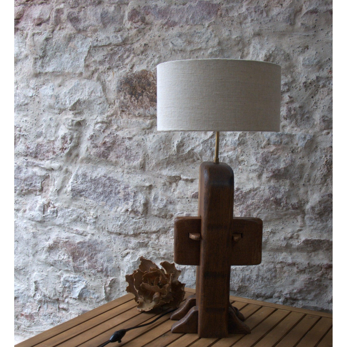 Lampe à poser brutalisme, sculpture en chêne, abat-jour tambour tissu fibres de banane. - Letempsdesbelleschoses