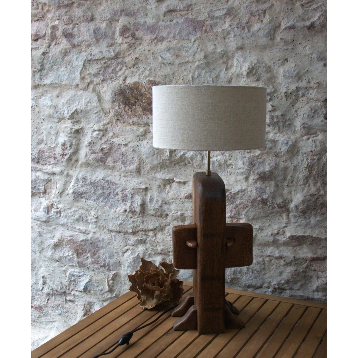Lampe à poser brutalisme, sculpture en chêne, abat-jour tambour tissu fibres de banane. - Letempsdesbelleschoses