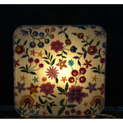 Lampe à poser abat-jour carré double face tissu fleuri soie et polyester