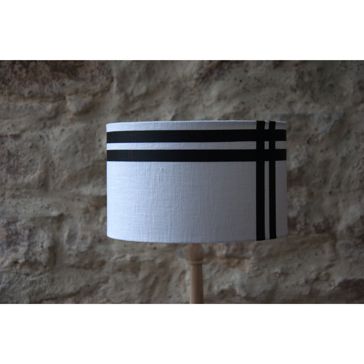 Abat-jour rond en lin, bordure noire.