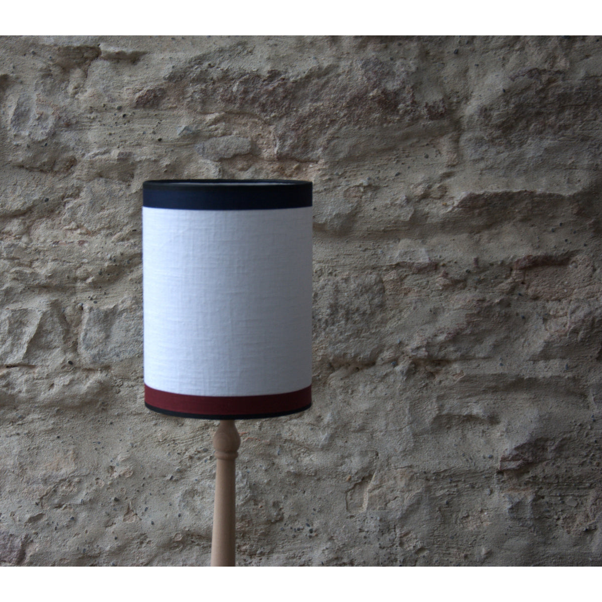 Abat-jour rond en lin, bordure noire, bleu marine et chocolat.