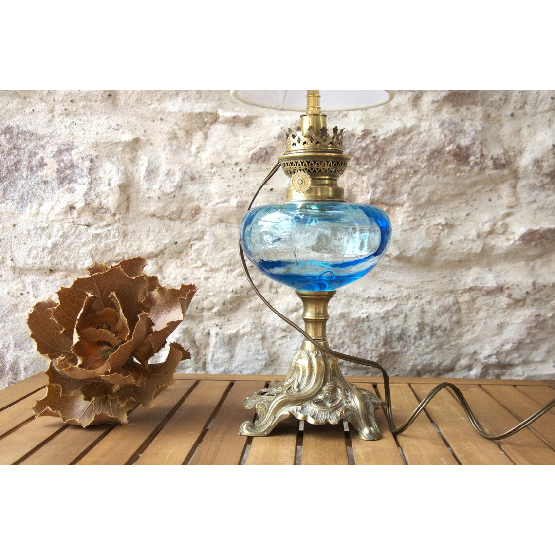 Lampe à poser ancienne lampe à pétrole laiton et cuivre , verre bleu , abat-jour lin blanc citation Stendhal.