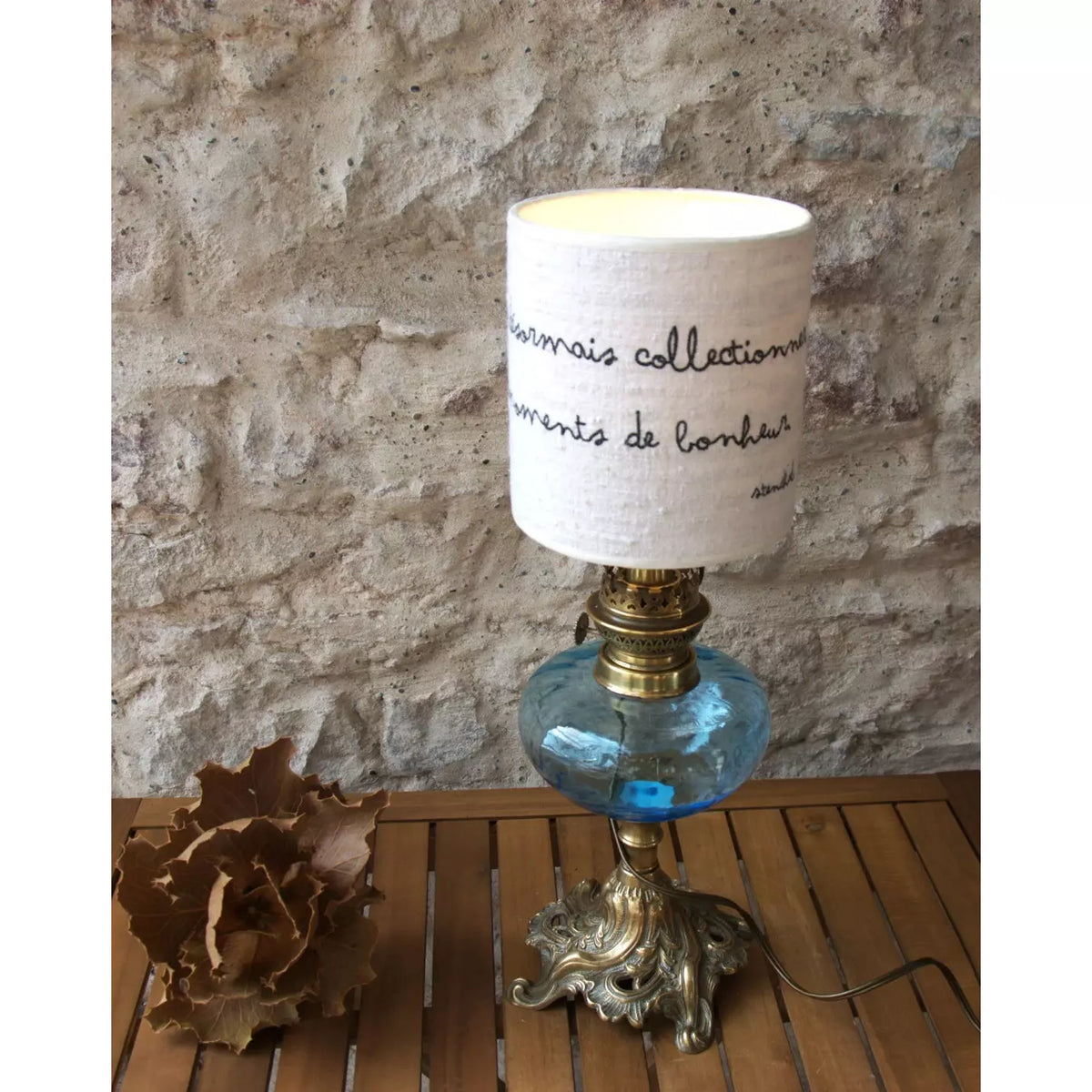 Lampe à poser ancienne lampe à pétrole laiton et cuivre , verre bleu , abat-jour lin blanc citation Stendhal.
